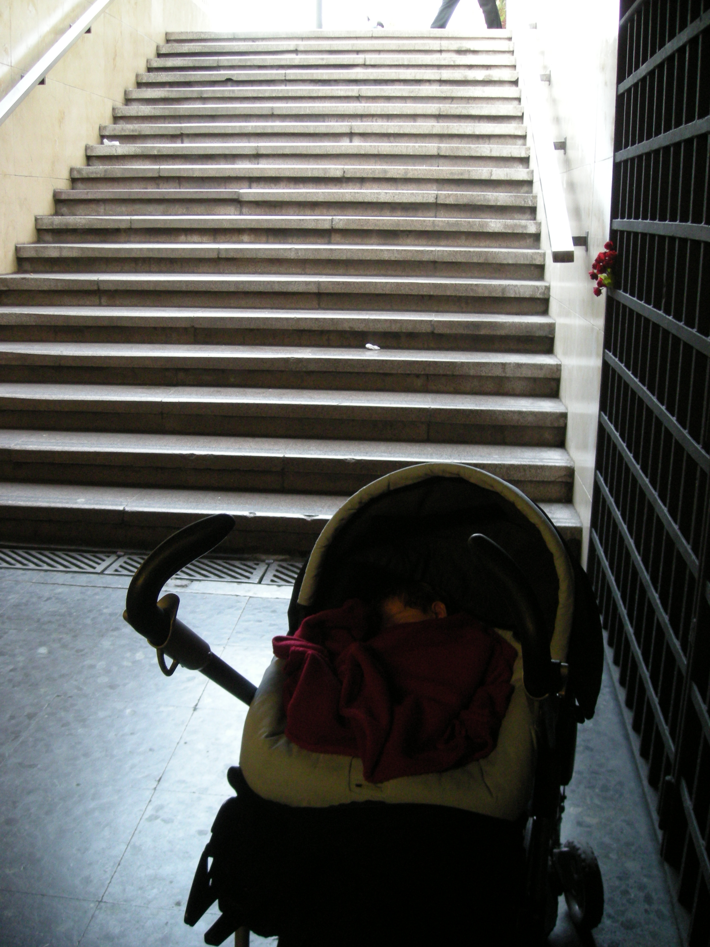Más escaleras en Metro Poble Sec