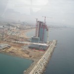 Aquí se puede ver como construyen el monstruo (hotel Vela) en el rompeolas de Barcelona, a unos metros del mar!