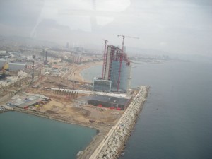Aquí se puede ver como construyen el monstruo (hotel Vela) en el rompeolas de Barcelona, a unos metros del mar!