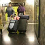 Un usuario del metro con maleta.