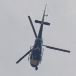 9 mayo 2009, Un par de horas soportando ruido con los mossos, un helicóptero azul que pone” TAF” y el helicóptero azul de rayas blancas.