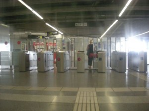 Cuando no hay puertas especiales, es difícil pasar el carrito, e imposible con una silla de ruedas.