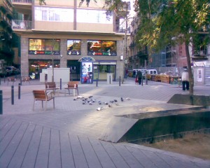 Plaza de cemento y sus asientos para autistas.