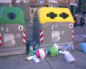 Como siempre, por culpa del mal diseño, los abueletes no pueden "lanzar" la basura.