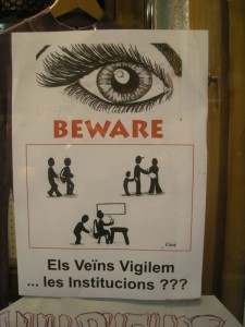 Este cartel está en la entrada de una tienda que hay al lado mismo de la Generalitat y del ayuntamiento.